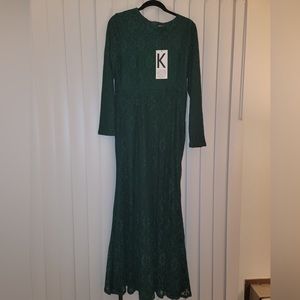 This is a gorgeous emerald green dress that is BRAND NEW!